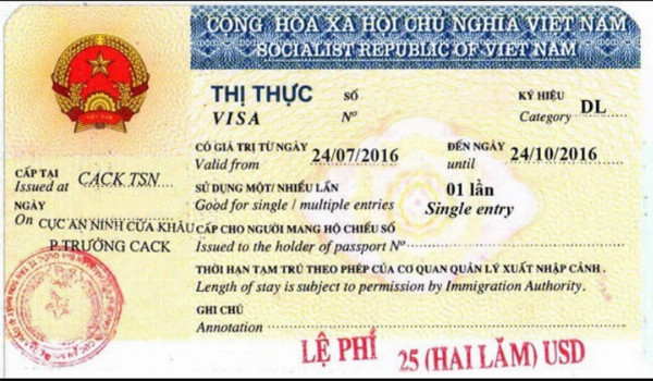 Du khách nước ngoài sử dụng visa du lịch Việt Nam